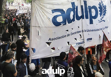 UNA MULTITUD RECLAMÓ BAJO LA LLUVIA LA LEY DE FINANCIAMIENTO